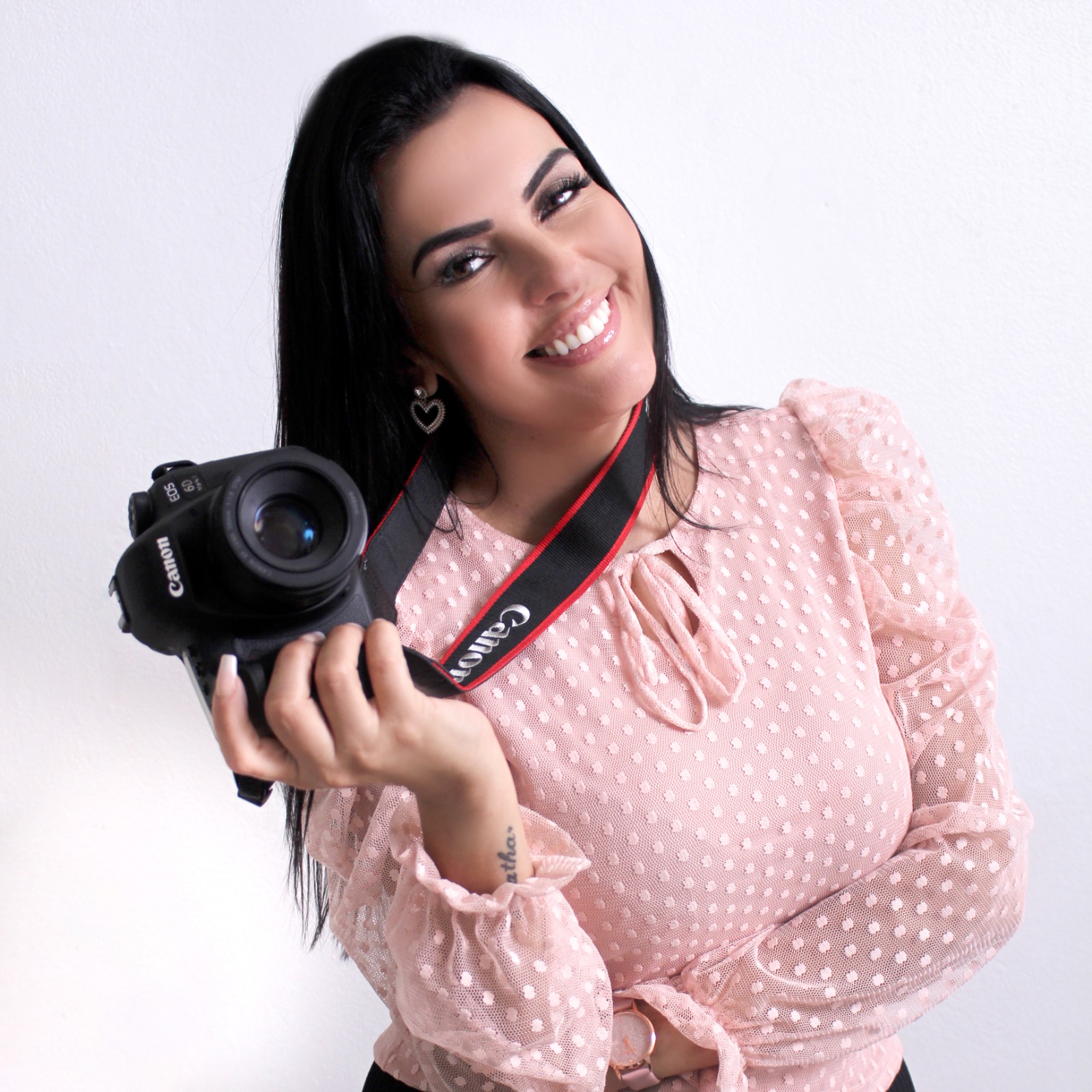 Vanessa com câmera fotográfica